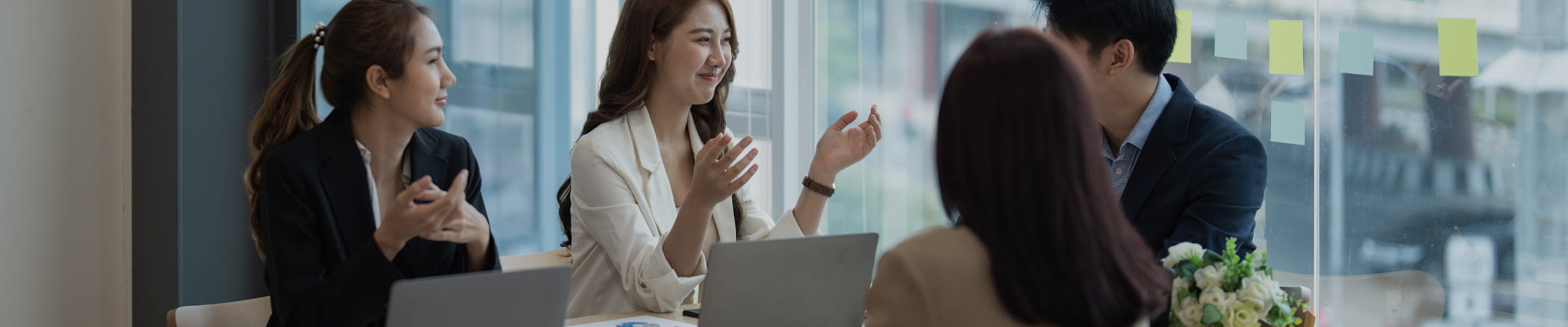 会議をしながら笑い合う人たちの画像